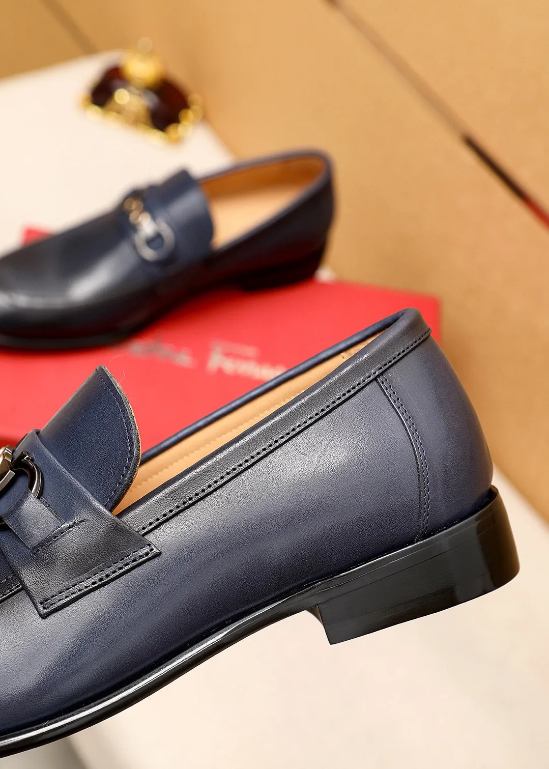 Men's shoes 💰462 💐 Product trademark: Ferragamo "Ferragamo" casual leather shoes Regular size: 38-44 (45.46.47🉑️Customized) Product materials: Selected imported calfskin upper + classic hardware buckle, imported water-dyed cow leather lining. Strong three-dimensional visual effect, original outsole color: 1⃣️color optional